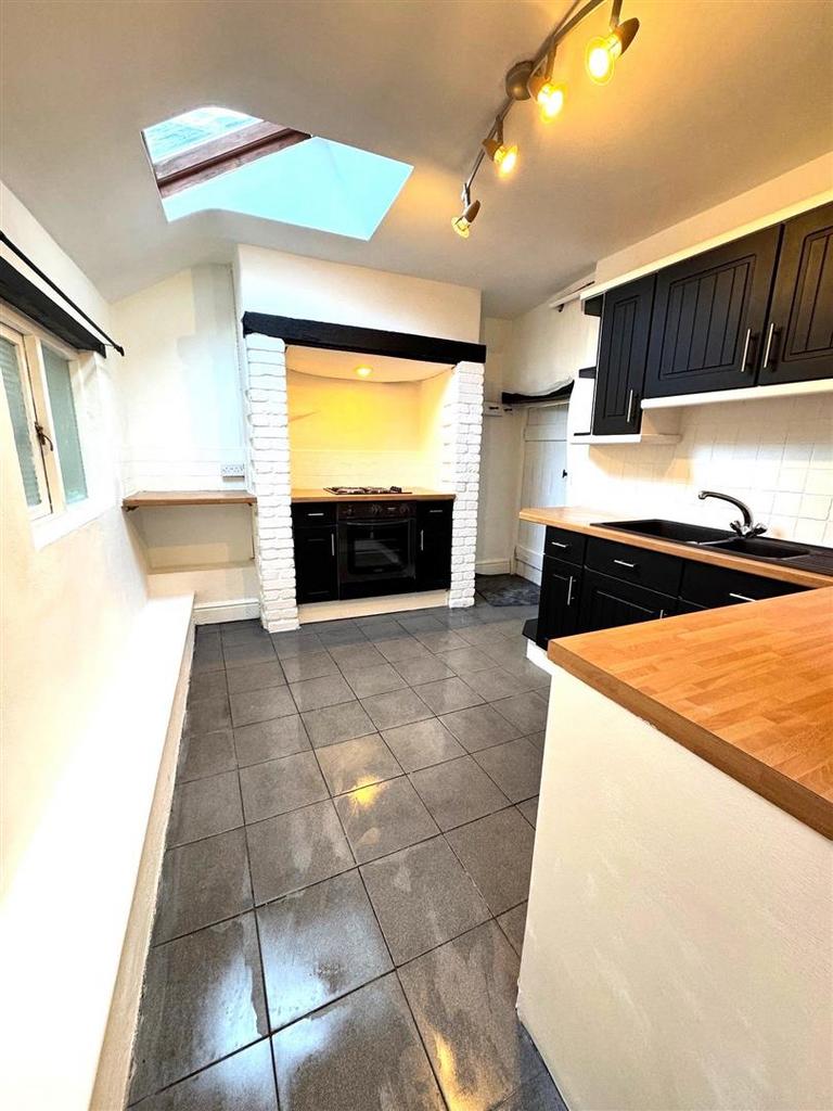 Kitchen 2.jpg