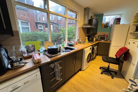 5 bedroom terraced house to rent, Manor Drive, Leeds, West Yorkshire, LS6