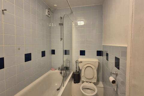 2 bedroom flat to rent, Riverside Court, Woodlands Road, TW7