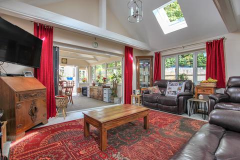5 Walnut Close, Kennington, Ashford, TN24 9AX