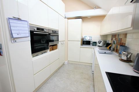 5 Walnut Close, Kennington, Ashford, TN24 9AX