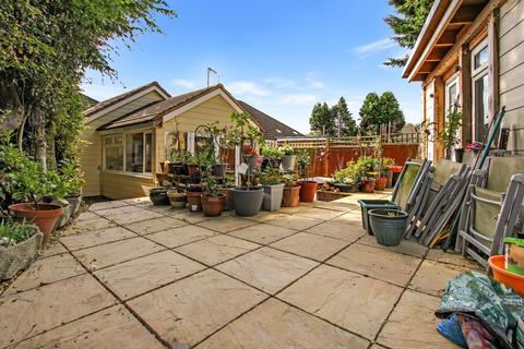 5 Walnut Close, Kennington, Ashford, TN24 9AX