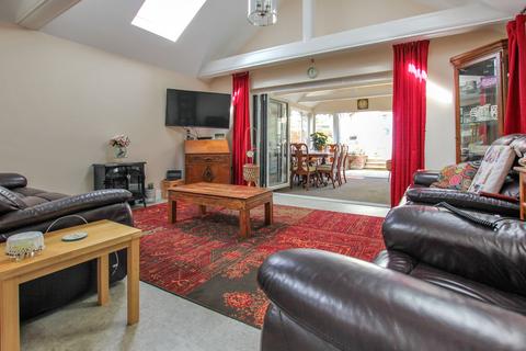 5 Walnut Close, Kennington, Ashford, TN24 9AX