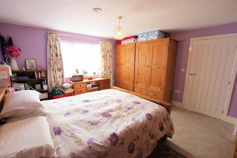 5 Walnut Close, Kennington, Ashford, TN24 9AX