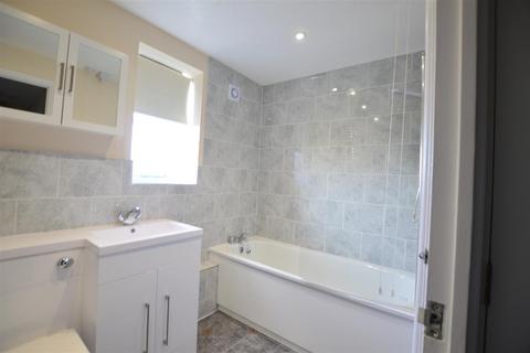 2 bedroom flat for sale, Lovegrove Drive, Slough