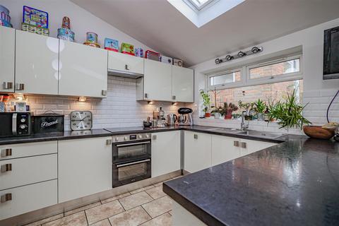 14 Roughdown Avenue, Hemel Hempstead, HP3 9BH