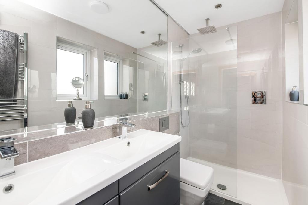 En suite bedroom one