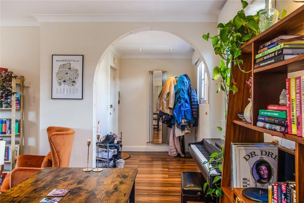 Sitting Room/Hallway