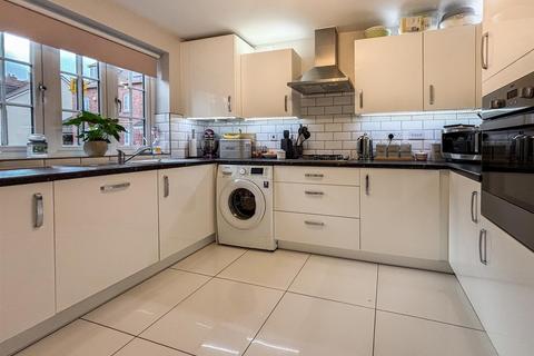 3 bedroom townhouse for sale, Hovingham Drive, Great Denham, Bedford