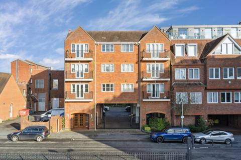 1 bedroom flat to rent, Maple Court, 41-43 Station Road, Gerrards Cross, Buckinghamshire