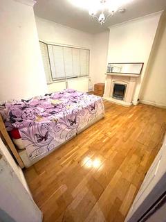 4 bedroom semi-detached house to rent, Newnham Gardens, Northolt UB5