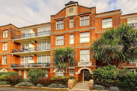 3 bedroom flat to rent, Willoughby Road, East Twickenham TW1