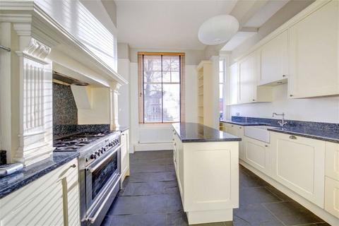 3 bedroom flat to rent, Willoughby Road, East Twickenham TW1