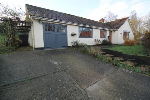 3 bedroom detached bungalow to rent, Huntingfield