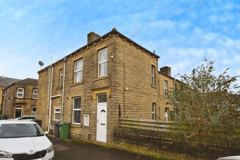 3 bedroom townhouse to rent, Thorncliffe Street, Huddersfield HD3