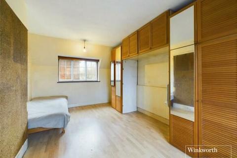 3 bedroom property for sale, Roe End, Kingsbury, London, NW9 9BL