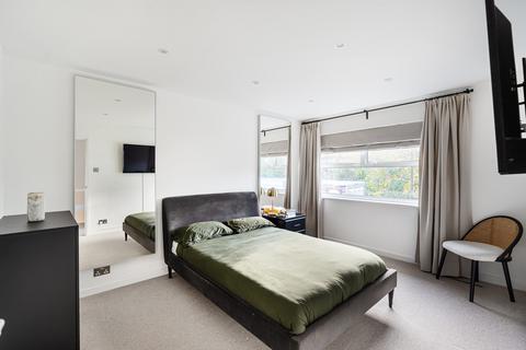 4 The Mead, London, W13 8AZ