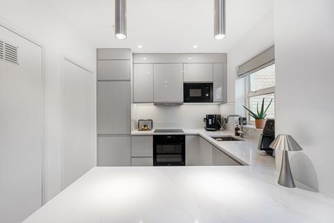 4 The Mead, London, W13 8AZ