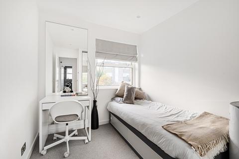 4 The Mead, London, W13 8AZ