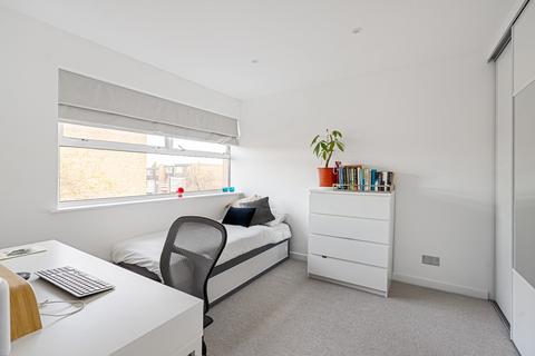4 The Mead, London, W13 8AZ