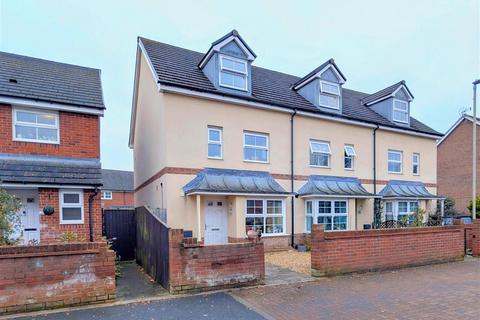 4 bedroom semi-detached house for sale, Syerston Place, Gloucester GL2