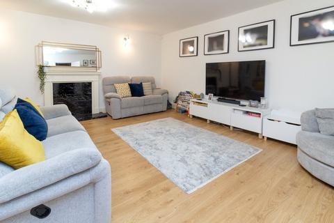 2 bedroom apartment for sale, Stonegrove, Edgware, HA8