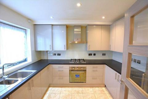 3 bedroom terraced house to rent, Coningsby Avenue, Colindale