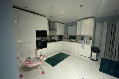 4 bedroom terraced house to rent, 35 Neasham Road Dagenham RM8 2LU