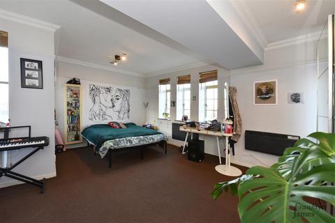 1 bedroom flat for sale, Commercial Road, London, E14