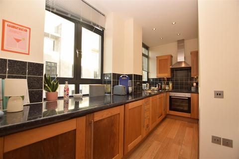 2 bedroom flat to rent, 10310 Flat 15 Bradley House