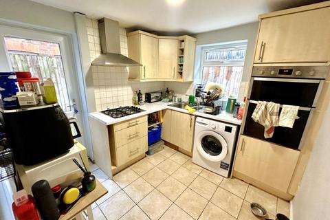 3 bedroom semi-detached house to rent, Sydenham Road, Guildford GU1