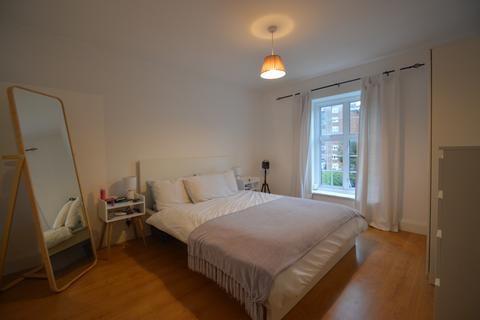 1 bedroom flat to rent, St Andrews Square, Surbiton