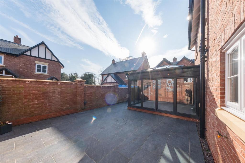 2 Bluebell Close-002.JPG