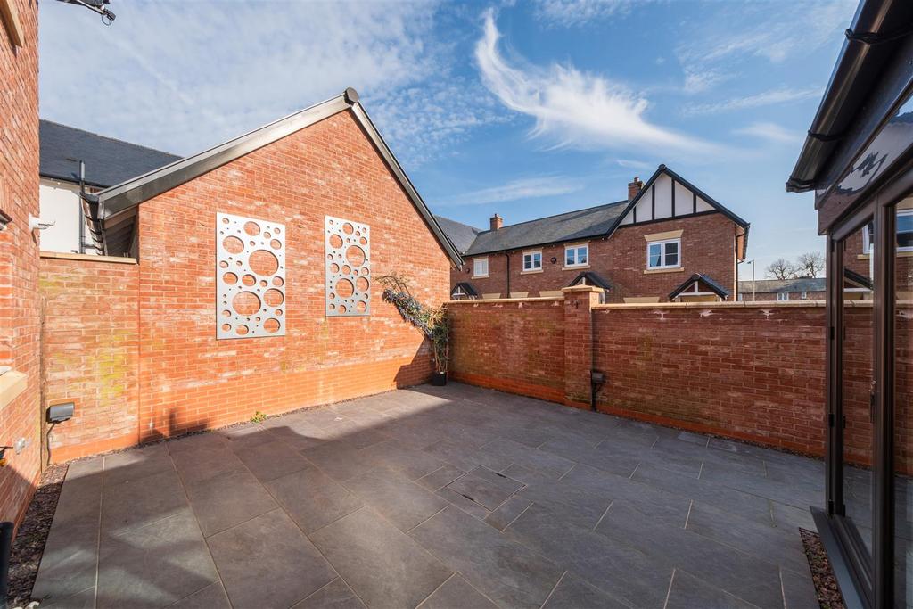 2 Bluebell Close-003.JPG