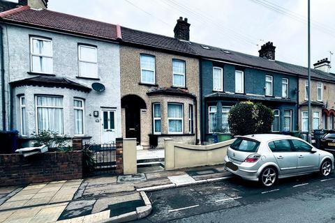 3 bedroom terraced house to rent, London Road