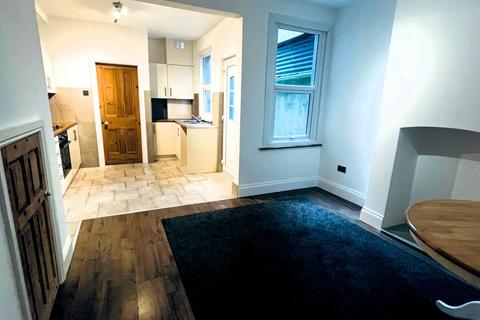 3 bedroom terraced house to rent, London Road