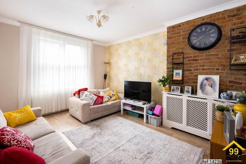 2 bedroom flat for sale, Stanley Road, Woodford, London, E18