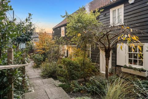 3 Collins Square, London, SE3 0BT