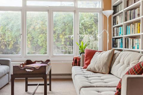 3 Collins Square, London, SE3 0BT