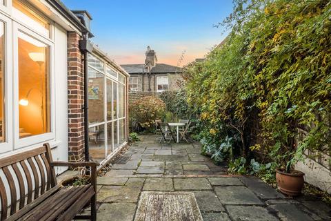 3 Collins Square, London, SE3 0BT