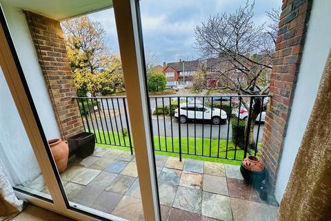 2 bedroom flat for sale, Court Downs Road, Beckenham BR3