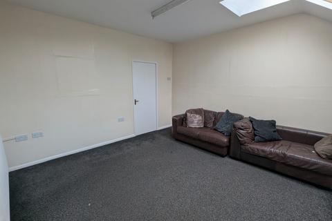 3 bedroom flat to rent, Flat Above, Highfields LE2