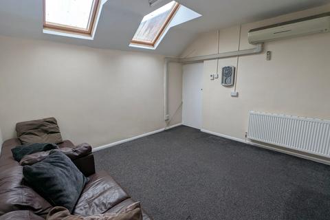 3 bedroom flat to rent, Flat Above, Highfields LE2