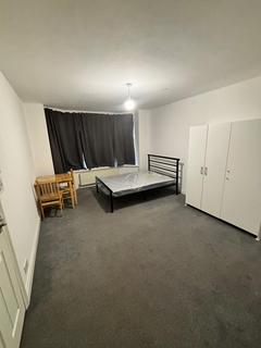 Studio to rent, The Vale, London NW11