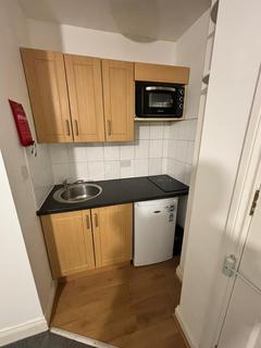 Studio to rent, The Vale, London NW11