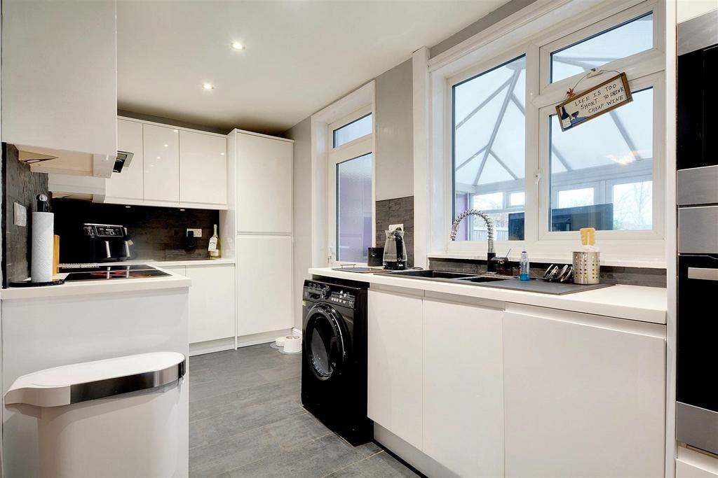 Kitchen 2.jpeg