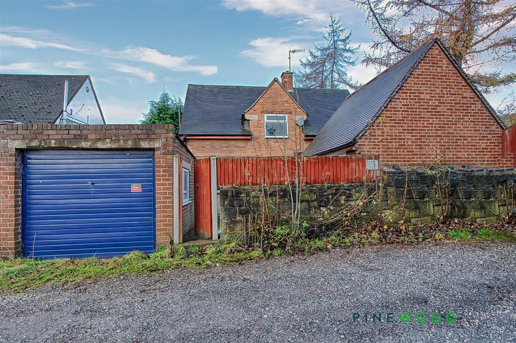 Rear    garage