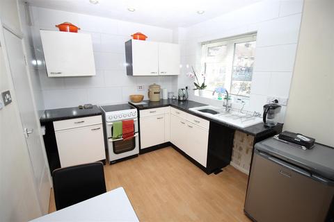 2 bedroom terraced house to rent, Hadrians Close, Salisbury SP2