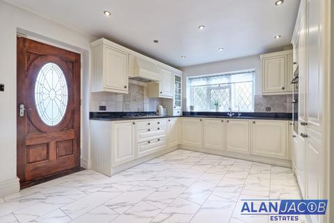 4 bedroom detached house for sale, Staplefords Abbotts, Romford RM4