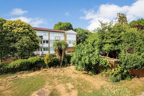 3 bedroom apartment to rent, Boyton Close, London N8